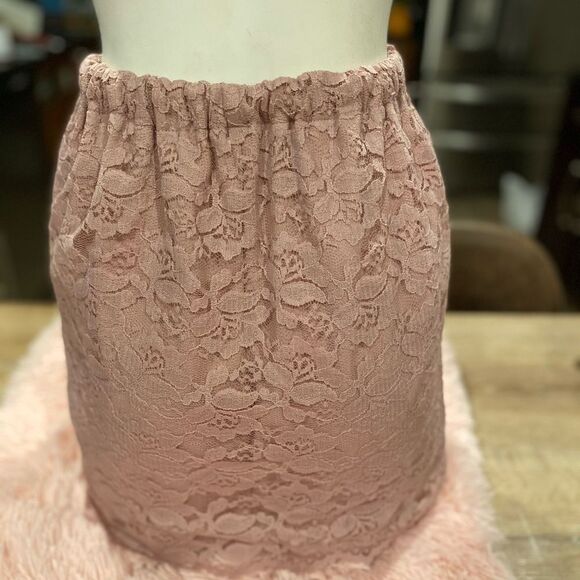 Woman’s laced skirt - Picture 2 of 5